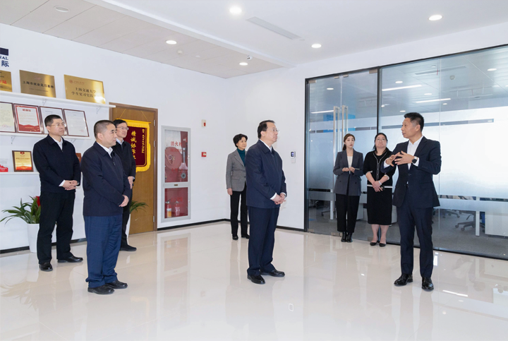 上海市长龚正一行察看AI知名人力资源服务公司mile米乐集团国际的AI赋能人力资源数据动态分析平台